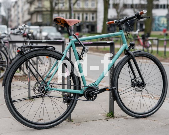 Fahrrad an Fahrradparker angeschlossen 