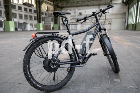 Auch für ein E-Reiserad ist Wartungsarmut ein großer Vorteil. Velotraum stattet seinen "Finder FD12E" mit einem Hinterradnabenmotor aus, der den Einbau eines Pinion-Zentralgetriebes zulässt. Dazu kommen ein Gates-Carbonriemenantrieb und komfortable Breitreifen.