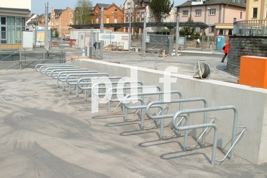 "Anschließen statt abschließen" ist immer noch die wirkungsvollste Maßnahme gegen den Gelegenheitsdiebstahl. Gute Fahrradabstellanlagen sind entsprechend konzipiert und bieten zudem eine stabile Anlehnmöglichkeit.