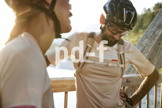 Personen mit Fahrradhelm