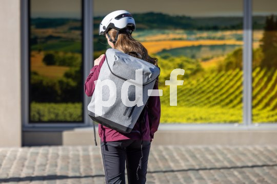 Frau mit Rucksack auf der Schulter