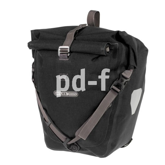 Freisteller einer geschlossenen schwarzen Hinterradtasche.