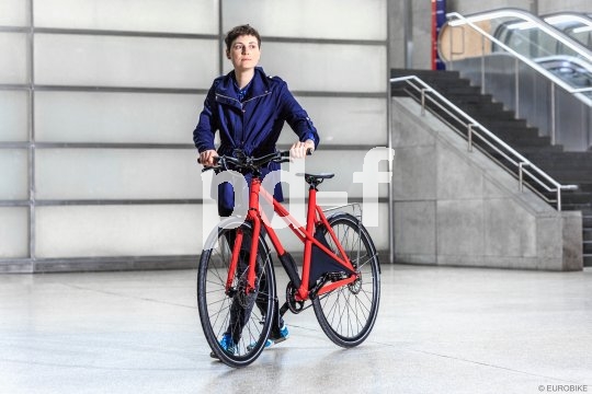 Fällt kaum auf, tut aber gut bei Regen: Der elastische Spritzschutz "Buxe" von Fahrer Berlin umschließt einen kritischen Bereich am hinteren Schutzblech und hält Spritzwasser von den Hosenbeinen fern.