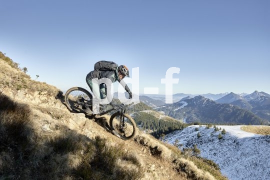 Auf Gipfeln und Pässen pfeift der Wind, und bei der Abfahrt nicht minder. Die richtige Kleidung ist hier entscheidend, und das gilt ebenfalls für den vorherigen (oder den folgenden) Anstieg.