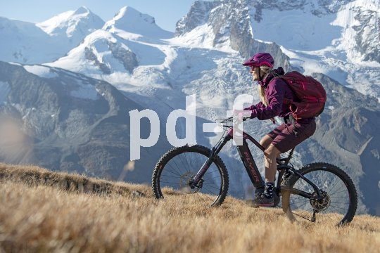 Aufwärts, immer Richtung Sonne? Mit dem zusätzlichen Kick eines Motors kein Problem. Hochwertige Pedelecs erobern die Berge, aber auch nach der Abfahrt machen sie unten in der Stadt eine gute Figur.