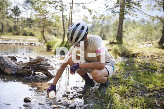Naturerlebnis steht für die Radsportler:innen an erster Stelle. Radfahrerin an Bach