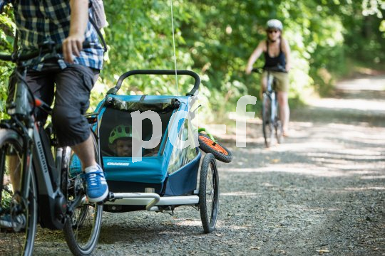 Im Kinderanhänger ist reichlich Platz für Kind und Kegel.