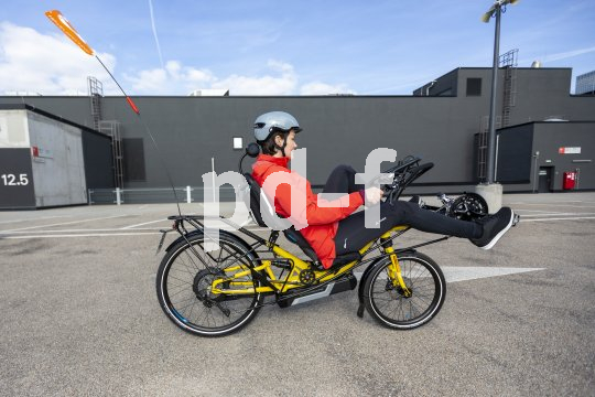 Frau fährt mit Liegerad