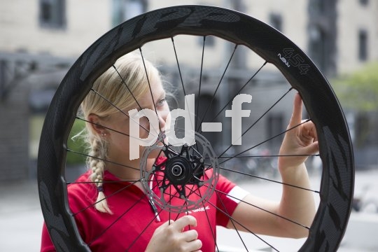 Das jüngste Kind der Entwickler aerodynamischer Laufräder bei Zipp heißt "454 NSW Carbon Clincher". Ihre Form orientiert sich am Buckelwahl, was kräftezehrende Luftverwirbelung minimieren soll. Natürlich gibt es die Rennradräder auch mit Scheibenbremsen.
