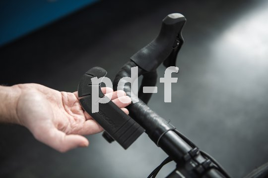 Lenkerband sorgt nicht nur für Grip, es dämpft auch Vibrationen und Schläge durch Unebenheiten auf der Strecke. Verstärken lässt sich diese Dämpfung noch durch die Verwendung von polsternden Unterleg-Pads.