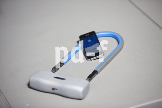 Schlüsselloses Abschließen per App ermöglicht das Bügelschloss "SmartX".