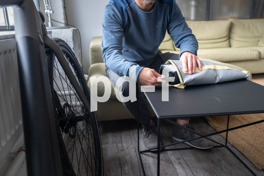 E-Bike-Akku wird in Tasche gesteckt