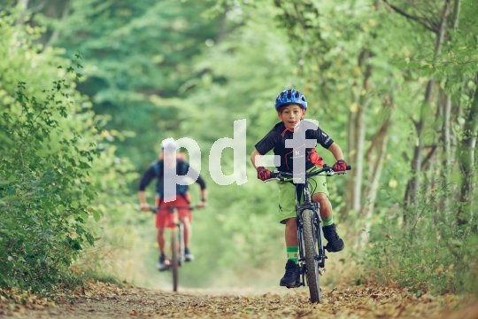 3. Jetzt geht es ab! Die Sonne wärmt und das trockene Wetter der letzten Tage lässt uns ordentlich Laub aufwirbeln. Bergab lassen wir die Bremsen meist offen und genießen den Flow.