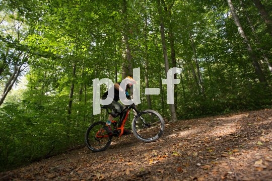 Wenn es draußen wieder kälter, dunkler und feuchter wird, ist Bewegung an frischer Luft die beste Medizin. Das gilt auch bei Unterstützung durch ein paar Watt aus dem Akku.