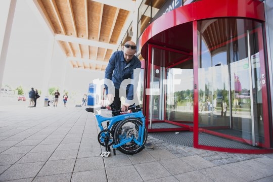 Nur wenige Handgriffe sind nötig, um aus dem vollgefederten Faltrad ein kompaktes Paket zu machen, das auch im Büro ein Plätzchen findet.