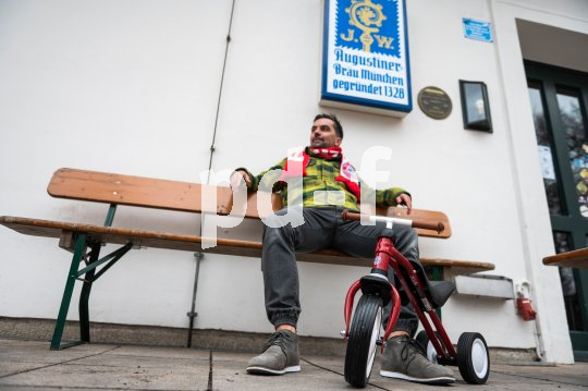 Kinderfahrzeug im FC Bayern Design