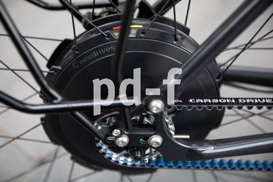 Eine Kombination von Hinterradnabenmotor, Pinion-Zentralgetriebe und Gates-Riemenantrieb bietet der Reiseradspezialist Velotraum an seinem Modell "Finder FD12E".