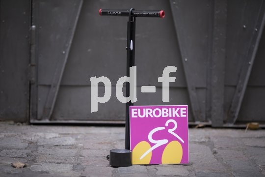 Ein schlaue Pumpe für den Einstieg in den Radsport oder zum Immerdabeihaben im Kofferraum ist die Shop Floor Drive" von Lezyne: In den Griffen ist direkt das nötigste Werkzeug zum Beheben eines Platten untergebracht.