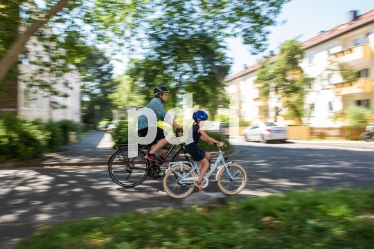 Das richtige Verhalten im Straßenverkehr gilt es mit Kindern zu üben.