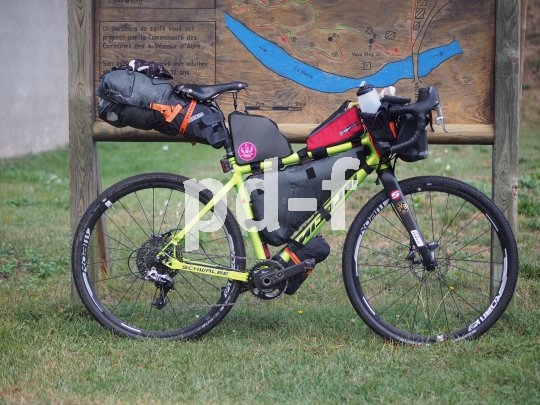 Vollgepackt ins Abenteuer: Ein mit Taschen beladenes Rennrad zieht überraschte Blicke auf sich.