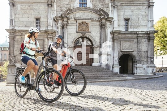 Pedelecs on tour: Entsprechend ausgestattete Pedelecs sind ausgezeichnete Tourenräder. Da können das Gepäck ruhig etwas schwerer, die Etappe etwas länger und der Anstieg etwas steiler ausfallen - solange noch Reserven im Akku sind ist alles drin.