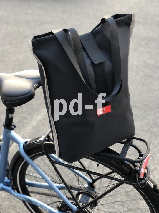 Als Zubehör-Spezialist für den urbanen Fahrradeinsatz bringt die Firma Fahrer Berlin die faltbare Immer-dabei-Gepäcktasche "Komplize" auf den Markt. Über ihre steife Rückwand kann sie per Klick-fix-Halterung am Gepäckträger befestigt werden. Material: PU-beschichtetes Recyling-Polyester.