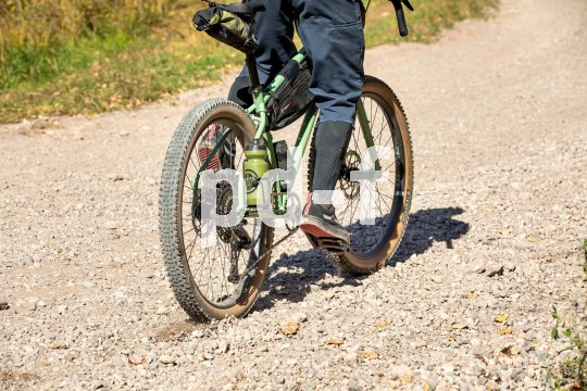 Manchen Gravelbikes sieht man an, dass Mama oder Papa noch Mountainbikes waren. Sehr beruhigend, wenn der Untergrund eher grob strukturiert ist.
