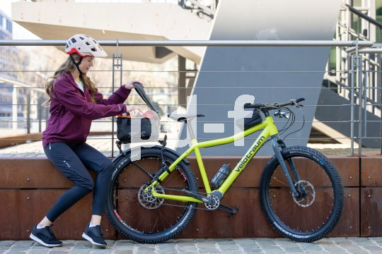 Frau schaut in Fahrradtasche