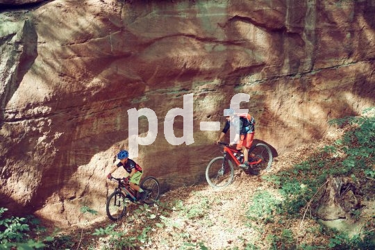 8. Vornweg zu fahren und den Trail im Laub zu suchen ist spannend. Die Anstrengung vom Klettern ist schon wieder vergessen und der Spaß auf dem Rad kommt auf diesen Trails entlang der Sandsteinfelsen ganz von alleine.