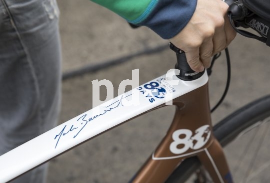 Eine Unterschrift auf dem Rahmen eines Rennrades.
