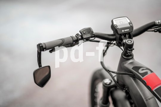 Wer so schnell unterwegs ist, wie es ein S-Pedelec sein kann, muss stets orientiert sein, was um ihn herum vorgeht. Diese "hängenden" Rückspiegel kommen aus dem Motorradbereich.
