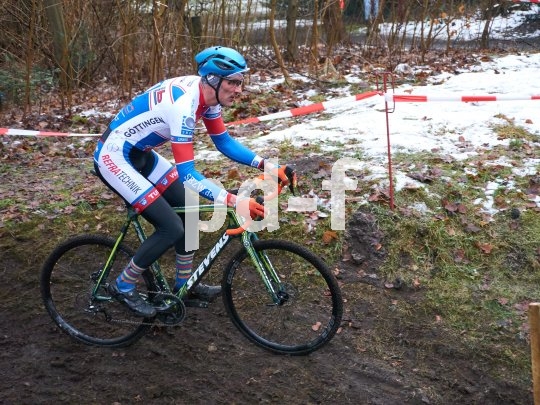 Schnee und gefrorener Boden sind bei einem Cyclocross-Rennen keine Seltenheit.