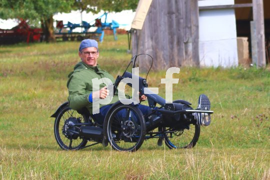 Statt der Beine sind es bei diesem Liege-Trike die Hände, die für den Vortrieb sorgen. Der Antriebsstrang ist komplett gekapselt, das ist praktisch und sicher.
