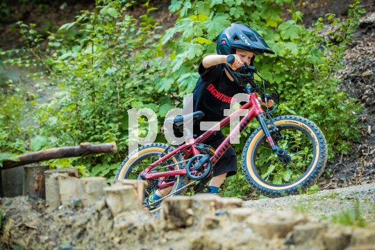 Kind schiebt Fahrrad