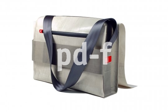 Kuriertaschen sind nicht nur praktisch, sondern auch modisch der letzte Schrei. Fair, nachhaltig und besonders cool sind in Deutschland gefertigte Modelle aus Recycling-Plane.