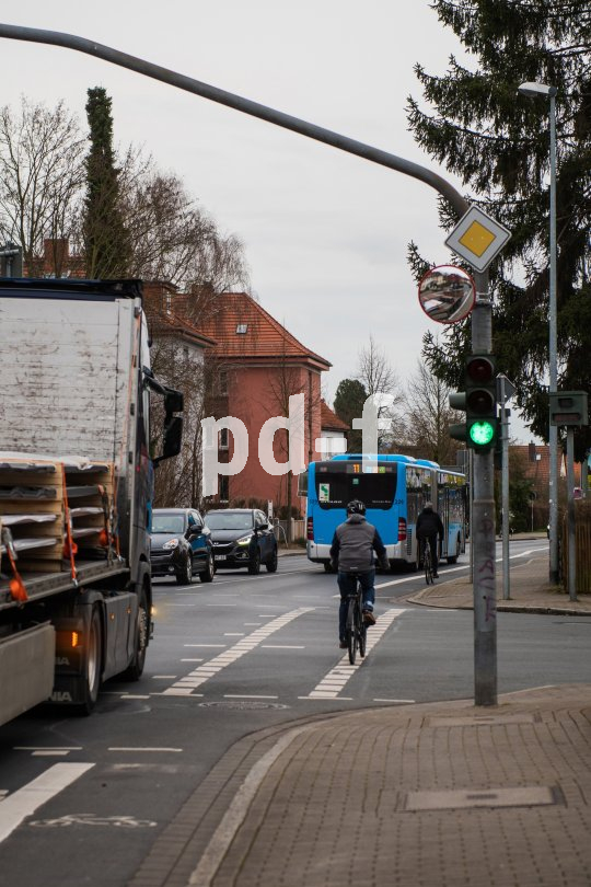 Lkw dürfen laut novellierter StVo nur noch mit Schrittgeschwindigkeit abbiegen. Sogenannte tote Winkel bei abbiegenden Lastwagen gehören zu den größten Risiken für Radfahrer.