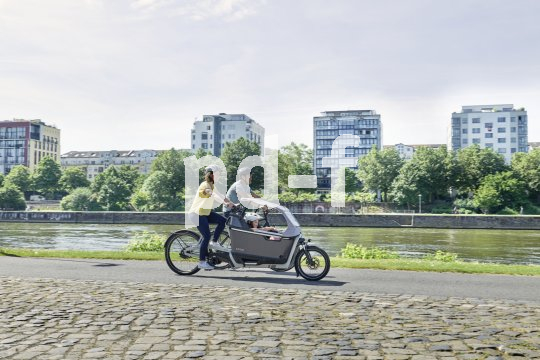 Für den Familienausflug per Rad bieten sich Lastenräder an. Familie mit Lastenrad