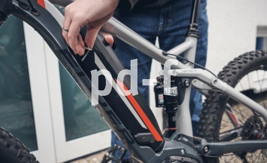 Per Schlüssel kann der E-Bike-Akku geöffnet und entfernt werden.