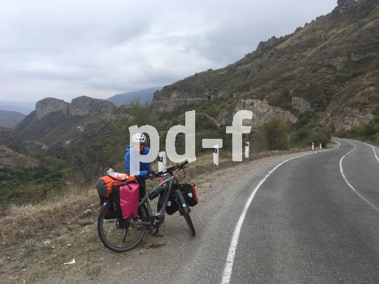 Auf dem Weg nach China überquert Andrea Freiermuth mit ihrem Flyer-E-Bike auch den Kaukasus. Man trifft nicht viele E-Bikes in Armenien, stellt sie fest...
