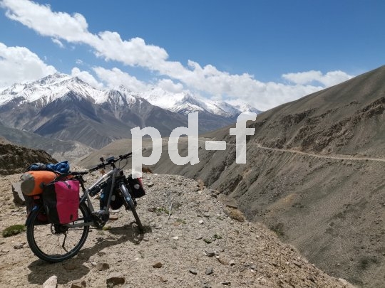 Abfahrt ins Wakhan-Valley in Tadschikistan: Die hohen Berge am Horizont liegen bereits auf afghanischem Boden.