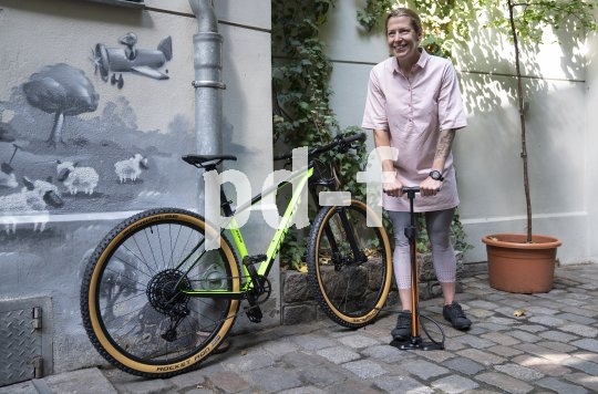 Eine gute Standpumpe (hier das Modell "Airworx" von SKS) gehört in jede Fahrradgarage. Denn nichts tut dem Rad besser als der optimale Druck in den Pneus.