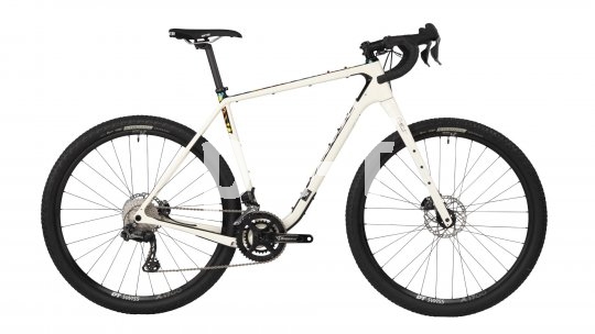 Die vergleichsweise dicken Reifen in Kombination mit dem Rennlenker signalisieren es schon: ein Gravel-Bike, gern auch als Allround-Rennrad bezeichnet.