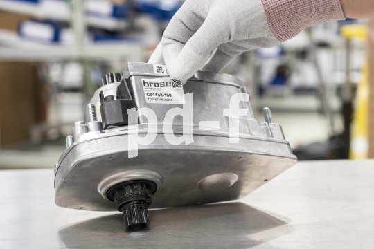 Die Bildunterschrift wird in Bälde eingefügt. Sie können uns aber gern auch per E-Mail oder Telefon kontaktieren, wir helfen gerne weiter. Eine Person klebt einen Aufkleber mit dem Logo der Firma Brose und einigen Codierungen auf eine E-Bike-Antriebseinheit.