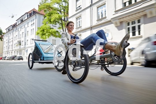 Als Zugmaschine für Gepäck- oder Kinderanhänger ist das Trike alleine schon wegen seiner Sitzposition gut geeignet, die einen kraftvollen "Schiebetritt" zulässt.