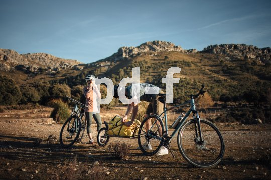 Einspuranhänger sind praktisch, leicht und sehr folgsam: Das gesamte Gespann bleibt einspurig und sehr kurvenfreudig, was den Hänger während der Fahrt kaum spürbar macht.