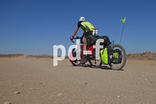 Zusätzliche Ladekapazitäten auf der Radreise bieten Einspuranhänger. Sie sind normalen Fahrradanhängern fahr- wie aerodynamisch weit überlegen.