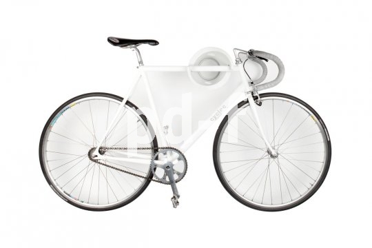 Dank praktischer Wandhalterungen lässt sich das Fahrrad sicher und platzsparend in der Wohnung verstauen.
