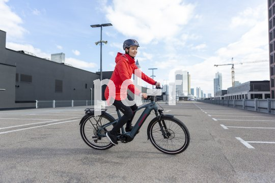 Frau fährt mit E-Bike