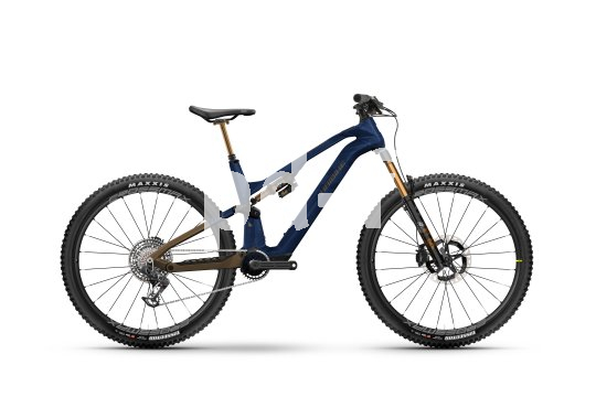 Ein Light-E-MTB vor weißem Hintergrund.