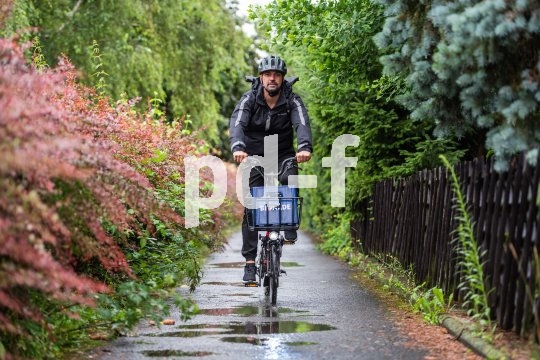 Kleine Räder wie hier beim Brompton lassen Raum für eine intelligente Gepäckmontage; hier ist es ein exakt passender Korb unterhalb des Lenkers.